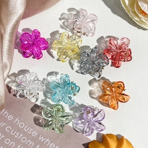 Close-up of colorful 2.5cm plumeria hair claws made of high-quality acrylic resin