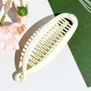 Detail view of the cream yellow banana hair clip with a secure interlocking tooth structure