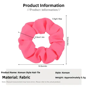Détail du chouchou en satin rose montrant les dimensions et la texture du tissu doux