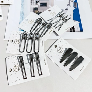 Vue détaillée de barrettes à cheveux en métal argenté sur carte de support faite main