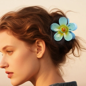 Pince à cheveux fleur de frangipanier bleu ciel translucide portée par un mannequin