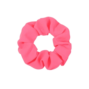 Chouchou géant en satin rose néon avec design plissé sur un fond blanc épuré
