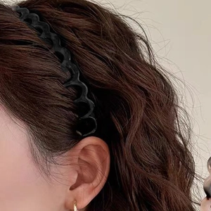 Morandi black wavy headband with glossy finish for curly hair styling and daily wear