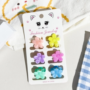 Detailed view of colorful flower mini hair claws on a cute cat-shaped card