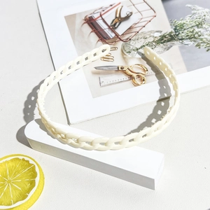Detailed close-up of wavy cream hairband featuring anti-slip teeth and woven chain texture