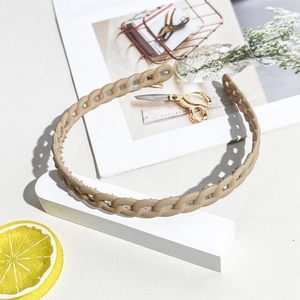 Detailed view of beige matte resin headband with wave chain design and non-slip inner teeth