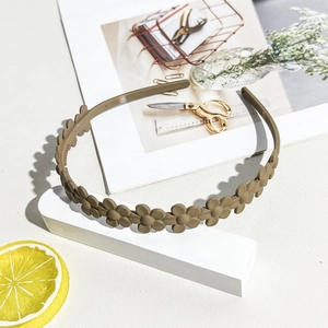 Detail of coffee brown daisy headband with matte texture and anti-slip inner teeth