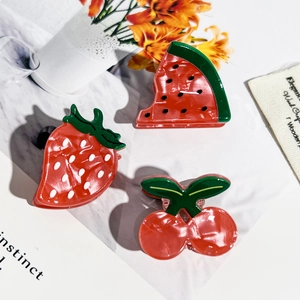 Detailansicht der glänzenden Erdbeer-, Kirsch- und Wassermelonen-Haarklammern für Damen