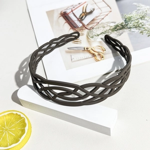 Detail of brown braided matte headband featuring non-slip inner teeth for secure grip