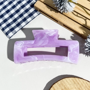 Détail de la pince à cheveux motif marbre violet avec un design rectangulaire creux