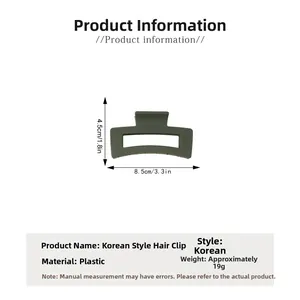 Détail macro d'une pince à cheveux carrée vert foncé mat avec dimensions de 8,5 cm