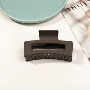 Vue rapprochée de la pince à cheveux carrée de 8,5 cm en marron mocha mat résistant