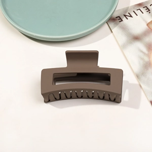 Détail d'une pince à cheveux carrée de 8,5 cm marron foncé mat avec dents antidérapantes
