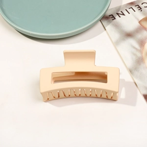 Détail de la pince à cheveux carrée beige mat de 8,5 cm avec dents antidérapantes