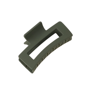 Pince à cheveux carrée 8,5 cm vert foncé mat avec design rectangulaire sur fond blanc neutre