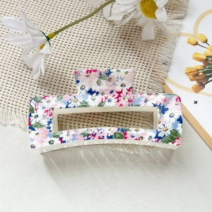 Grande pince à cheveux carrée avec motif floral coloré sur surface en acrylique lisse