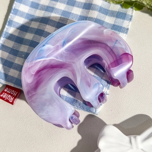Gros plan sur la pince à cheveux citrouille en M avec motif de marbre violet et bleu