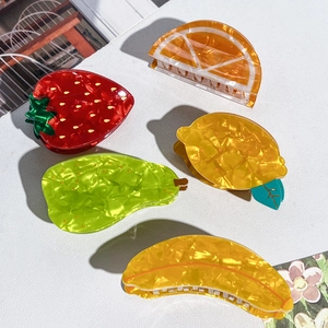 Détails de pinces à cheveux en acétate aux motifs fruits et texture marbrée