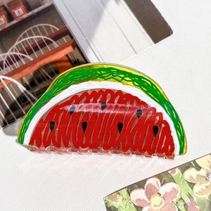 Détail de la grande pince à cheveux pastèque en acrylique montrant une finition brillante