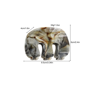 Pince à cheveux motif marbre en forme de M avec dimensions de 8,5 cm et poids de 34 g