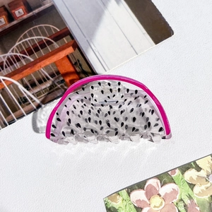 Vue détaillée de la pince à cheveux en acrylique au design créatif de fruit du dragon