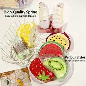Pinces à cheveux aux motifs de fruits comme la fraise et l'avocat dans un panier