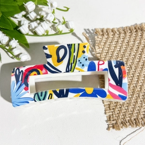 Détail d'une pince à cheveux carrée avec motifs floraux artistiques imprimés par UV