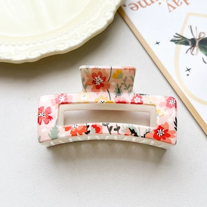 Detail of 8.5cm checkerboard floral hair claw clip with dense teeth for thick hair