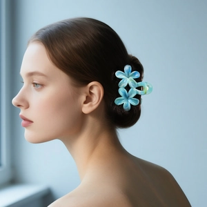 Pince à cheveux élégante en forme de fleur bleu marbré pour un coiffage stylé