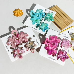 Détail des pinces à cheveux florales en acétate avec texture marbrée sur cartes