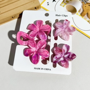 Lot de 4 pinces à cheveux fleur à texture marbrée sur carte de présentation élégante