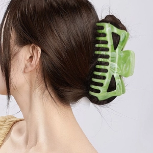 Pinza per capelli extra grande verde menta effetto marmo per capelli folti su modella