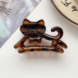 Detailansicht der Haarspange im Schildpatt-Design mit Katzenmotiv auf schickem Hintergrund