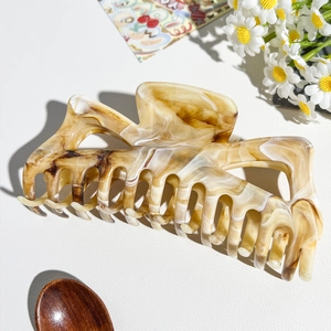 Dettaglio del fermaglio per capelli extra large con trama marmo tartarugato