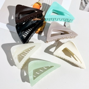 Pince à Cheveux Géométrique Triangle Creux pour Femmes Résine Brillante Couleur Gelée Accessoires Cheveux