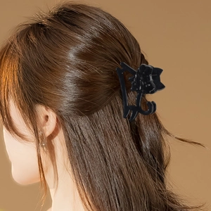 Haarklammer mit schwarzer Katze und Blume für eine elegante Frisur in der Rückansicht