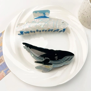 Pinze per capelli a forma di balena in acetato bianco perlato e nero lucido