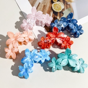 Détail de pinces à cheveux fleur de frangipanier marbrées en six couleurs éclatantes