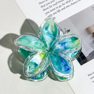 Dettaglio molletta a fiori con trama marmorizzata blu e bordi argentati glitterati