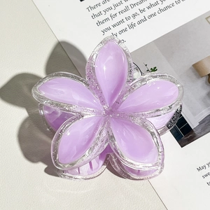 Dettaglio del fermaglio per capelli a fiore lavanda con glitter argento e design a molla