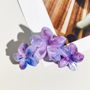 Détail de la pince à cheveux de 11 cm à motif marbré avec triple fleurs violettes et bleues
