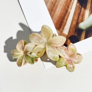 Détail d'une pince à cheveux de 11cm à motif marbré avec finition en résine acétate