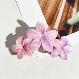 Détails du motif marbré sur la pince à cheveux dégradée rose et violette en forme de fleur