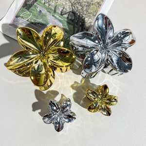 Détails des pinces à cheveux fleur de frangipanier dorées et argentées en deux tailles