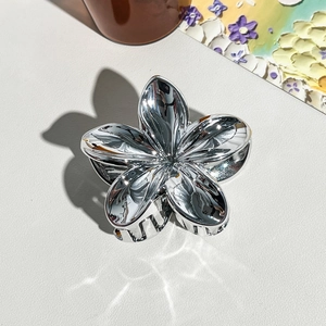 Pince à cheveux fleur de frangipanier en métal argenté poli avec finition miroir
