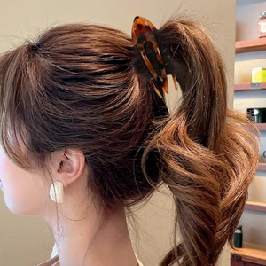 Elegant leopard print hair claw clip for high ponytail styling with amber tortoiseshell pattern