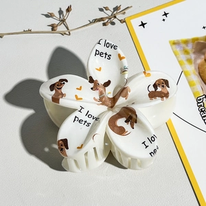 Détail de la pince à cheveux fleur blanche avec motifs teckel mignons et slogan animal