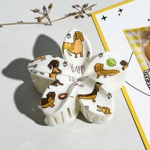 Détails de l'imprimé teckel UV sur une pince à cheveux blanche en forme de fleur