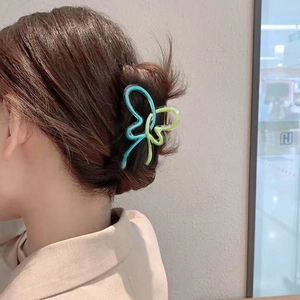 Pince à cheveux papillon dégradé bleu et vert pour un coiffage élégant