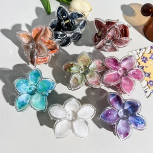 Detail of 8pcs marble pattern frangipani hair claws with glitter center and clear edges